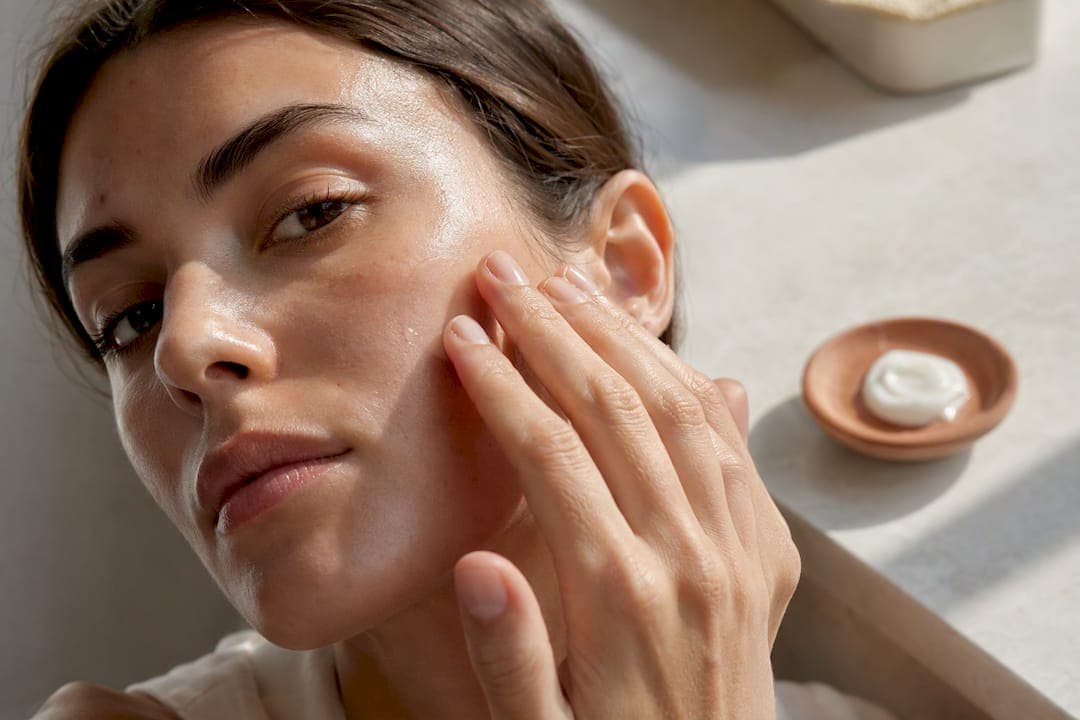 Layering Rule: Wait 30–60 Seconds Between Serum and Moisturizer