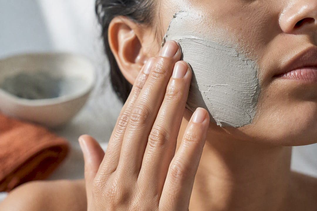 Naturally Minimize Pores with Bakuchiol and Kaolin, No Harsh Chemicals