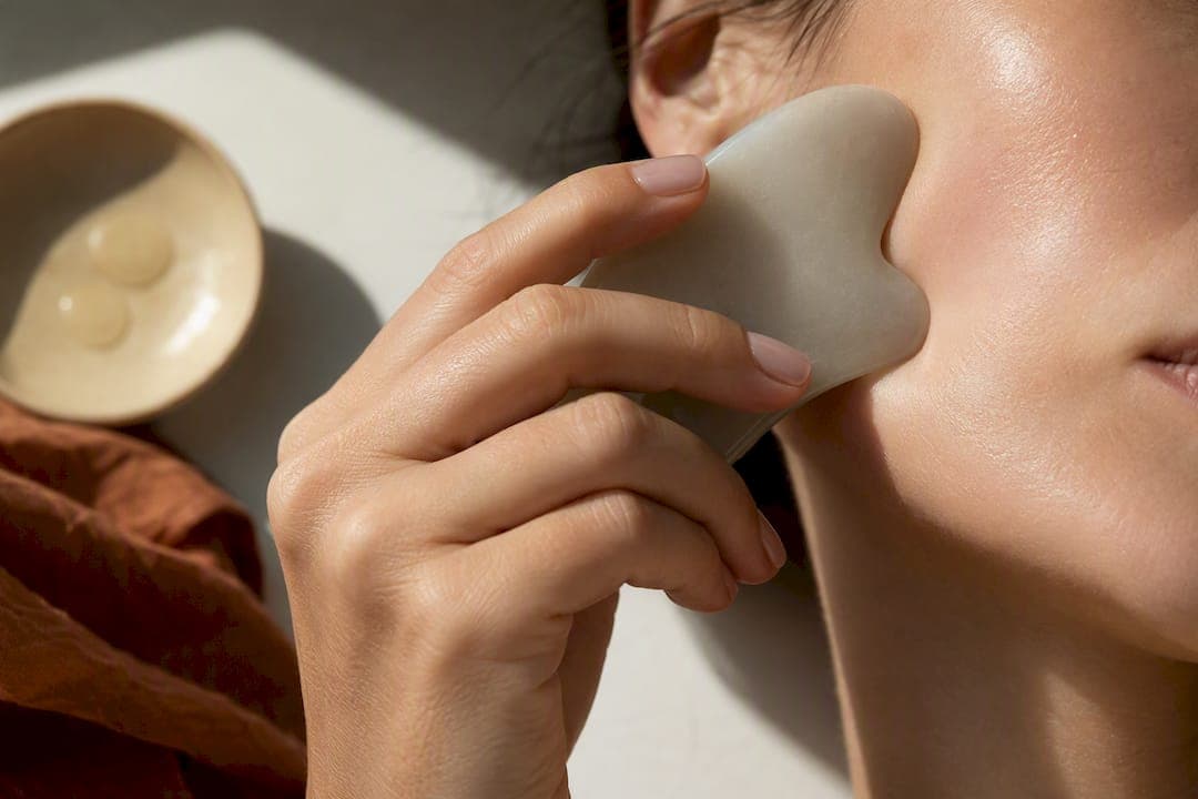 3–10 Minute Gua Sha Routine: What to Apply First for Your Skin